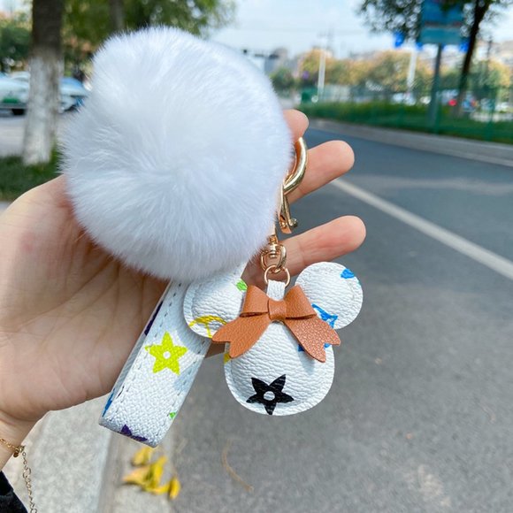Minnie Keychain Leather Luxury with Pom Pom Color WHITE - Picture 1 of 7